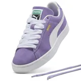 Championes Puma Suede Classic de color lila con detalles en blanco. Presentan una capellada de gamuza, la icónica franja lateral de la marca en contraste y suela de goma texturizada.