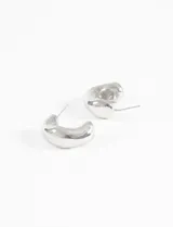 Par de aros pequeños plateados, estilo argolla gruesa y redondeada, con cierre de poste.