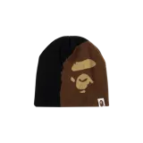 Gorro beanie de punto de A Bathing Ape, con diseño bicolor en negro y marrón, y gráfico del icónico simio de la marca en el frente junto con una etiqueta tejida con el logo.