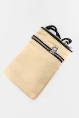 Bandolera pequeña color fucsia con correa ajustable negra. Cuenta con un compartimento principal con cierre y dos bolsillos frontales con cierre.