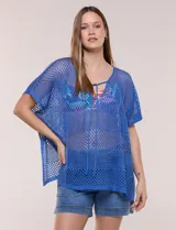 Poncho azul de tejido calado de malla, marca Do Everything In Love, de manga corta y escote redondo con cordón ajustable en el pecho y aberturas laterales.