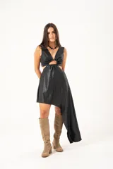Vestido corto negro con lurex, escote en V, corte asimétrico y detalle cut-out en la cintura.
