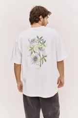 Remera oversize blanca de manga corta, con corte amplio y estampa gráfica pequeña en el pecho.
