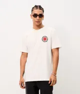 Remera de algodón blanca, de corte levemente suelto, con cuello redondo, mangas cortas y estampa en la espalda de Red Hot Chili Peppers con una rosa roja al centro.