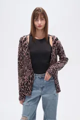 Cardigan de punto con estampado animal print en tonos rosado y negro, de manga larga y escote en V.