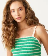 Blusa musculosa cropped de punto, con diseño de rayas horizontales en verde y blanco, escote recto y tirantes finos con detalles de volados.