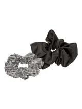 Pack de dos scrunchies (colitas de pelo) negras, una con textura lisa y otra con detalle de strass o brillos.