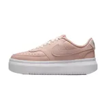 Championes Nike Court Vision Alta de mujer, con diseño de plataforma elevada y parte superior de cuero sintético texturizado en color rosado. Presenta el logo de la marca en el lateral, cierre con cordones y suela de goma blanca.