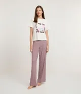 Pijama largo de dos piezas, confeccionado en malla suave con tecnología Peach Touch. Incluye una blusa de manga corta color blanco con estampado frontal de la palabra "LOVE" en tonos pastel y un pantalón de cuadros vichy en color bordó y blanco, con cintura elástica.