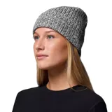 Gorro de lana tejido con diseño de punto grueso y efecto jaspeado en tonos grises y negros. Presenta un borde doblado y el logo de la marca bordado en la parte frontal.