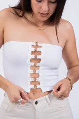 Top strapless negro con detalle de aros metálicos en el frente.