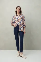 Pantalón chupín negro de tiro alto, confeccionado en denim suave y levemente elástico, con bolsillos delanteros y traseros.