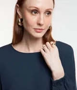 Blusa azul marino de crepé con escote redondo y mangas largas con puños elásticos.