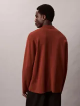 Sweater Calvin Klein de corte boxy y ajuste relajado, confeccionado en tejido de punto técnico. Presenta cuello semi alto y mangas largas con detalle de contraste en los puños.