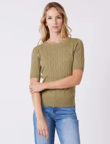 Buzo tejido marca Tahari, color verde, con cuello a la base, manga corta y diseño de ochos en el frente.