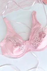 Soutien con aro color beige, confeccionado en algodón elastizado con detalles de puntilla en la parte superior de las copas. Cuenta con tirantes anchos y ajuste posterior con ganchos.