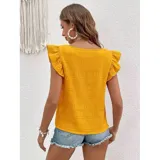 Blusa de color amarillo con textura fruncida, cuello cuadrado y mangas cortas con volados.