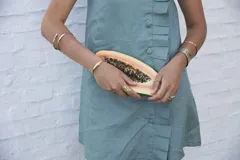 Anillo ancho de diseño orgánico y calado, con apariencia de red o magma solidificado.