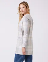 Cardigan abierto de tejido soft con estampado de cuadros en tonos azul y blanco. Presenta corte recto, mangas largas y dos bolsillos frontales aplicados.