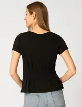 Remera blanca de manga corta con cuello redondo, confeccionada en una mezcla de modal, poliéster y elastano. Presenta un diseño con alforzas verticales en el frente que aportan estructura y una silueta relajada.