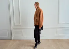 Campera corta de paño color tostado, con cuello alto, cierre frontal cruzado con botones y bolsillos laterales con solapa.