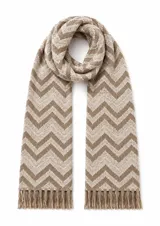Bufanda de tejido de punto con diseño de chevron en tonos beige y marrón, terminada con flecos en los extremos.