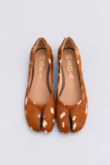 Zapatos tipo Tabi de cuero con pelo, con estampado animal print tipo ciervo en tonos marrón y blanco, con diseño de punta dividida.