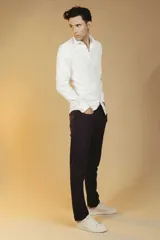 Pantalón de gabardina color beige, de corte recto y estilo clásico, con bolsillos laterales y traseros.