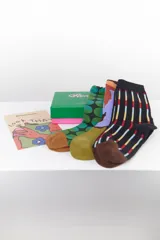 Set de tres pares de medias de caña media con diseños estampados.