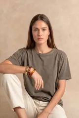 Remera de algodón peinado con efecto lavado, corte oversize, manga corta y cuello redondo.