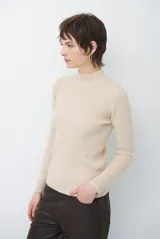 Polera de tejido morley color azul, con cuello alto y mangas largas, de corte ajustado al cuerpo.