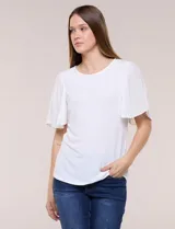Blusa blanca con escote redondo y mangas cortas estilo mariposa confeccionadas en tela plisada translúcida.