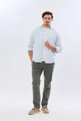 Pantalón de lino color beige, de corte recto y cintura elastizada con presillas para cinturón y bolsillos laterales.