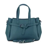 Cartera azul con textura símil cuero, doble asa corta y correa larga desmontable. Tiene una tira horizontal con hebilla decorativa.