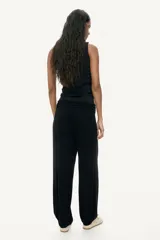 Pantalón de corte holgado en punto de viscosa, de color negro, con cintura elástica ancha fruncida y piernas estilo globo con puños elásticos en los tobillos.