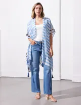 Kimono tejido con estampado de rayas azules y blancas, mangas amplias estilo japonés y terminación de ruedo con borlas azules.