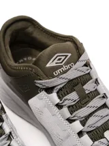 Championes Umbro modelo Adventure para hombre, color gris claro con detalles en verde militar y cordones grises. Presentan la palabra "Umbro" grabada en el lateral del empeine.