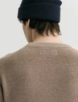 Sweater de punto inglés con escote redondo y mangas largas. Presenta cuello y puños terminados en punto canalé.