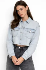 Campera de jean estilo crop top, de color celeste claro, con cierre frontal de botones metálicos, cuello clásico y bolsillos delanteros con solapa.