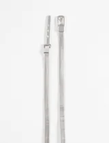 Cinturón metálico plateado con diseño de malla, hebilla rectangular y cierre de gancho con tres orificios para ajuste.