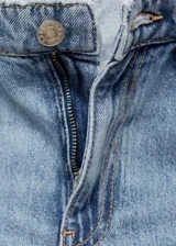 Jeans de tiro medio y corte recto, confeccionados en tejido denim de algodón en tono azul claro. Presentan diseño clásico de cinco bolsillos, trabillas para cinto y cierre frontal con cremallera y botón metálico.
