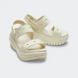 Sandalias tipo plataforma Crocs con diseño de dos correas y tira trasera ajustable. Presentan una suela gruesa con relieve texturizado y detalles en color azul contrastante sobre una base de color lila.