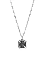 Collar de cadena de eslabones plateados con dije colgante en forma de cruz de hierro (Iron Cross) con acabado envejecido. El dije tiene inscripciones en el centro, incluyendo el nombre "Twojeys".