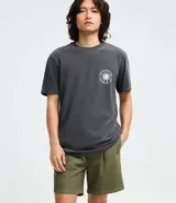 Bermuda masculina de sarga texturizada en color negro, con cintura elástica y ajuste mediante cordón. Presenta un corte regular, bolsillos laterales y un bolsillo trasero aplicado.