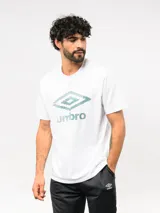 Remera de manga corta color azul marino, con logo de Umbro estampado en el frente en color blanco. Confeccionada en tejido suave y elástico.