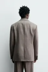 Blazer de corte regular fit confeccionado en tejido de lana de origen italiano. Presenta cuello con solapas de muesca, cierre frontal de un botón, bolsillos laterales con solapa y bolsillo de vivo en el pecho. Incluye abertura central en la espalda y forro interior con bolsillo.