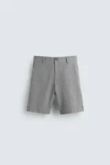 Bermuda de corte regular fit, confeccionada en una mezcla de algodón y lino. Presenta bolsillos laterales, bolsillos traseros de plastrón y cierre frontal con cremallera y botón.