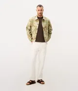 Campera trucker de Marfinno para hombre, con diseño de estampado floral en tejido jacquard texturizado de tonos verdes y beige. Presenta cuello camisero, cierre frontal de botones metálicos y bolsillos en el pecho.