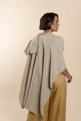 Ruana de lana fina sin teñir, con diseño de tejido texturizado y terminaciones hechas a mano en crochet.