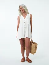 Mono corto blanco con botones en la parte delantera y bolsillos ocultos.